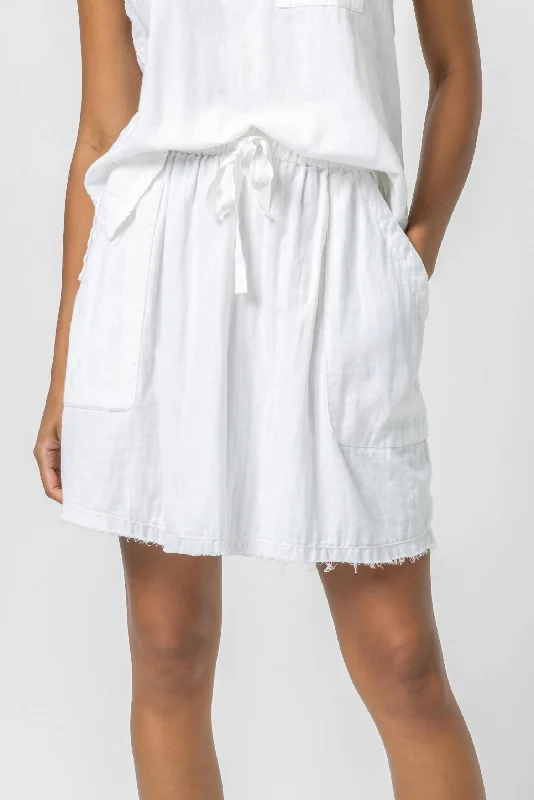 Stretchy skirts for all-day wear comfort -Short Skirt With Pockets In White