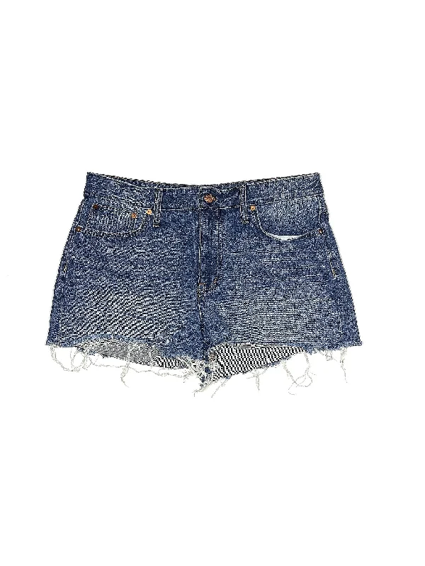 Zippered Shorts for Convenience -Denim Shorts in Medium Wash